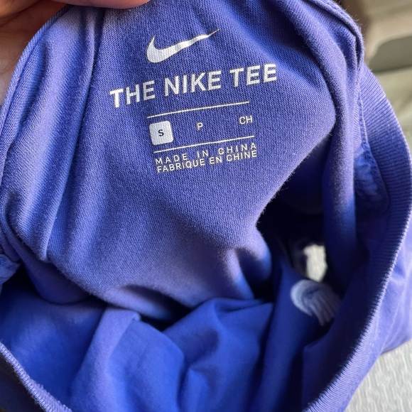 ⚡️ (NWOT) The Nike Tee Short Sleeve Shirt ~ Size S ⚡️ - Picture 3 of 3